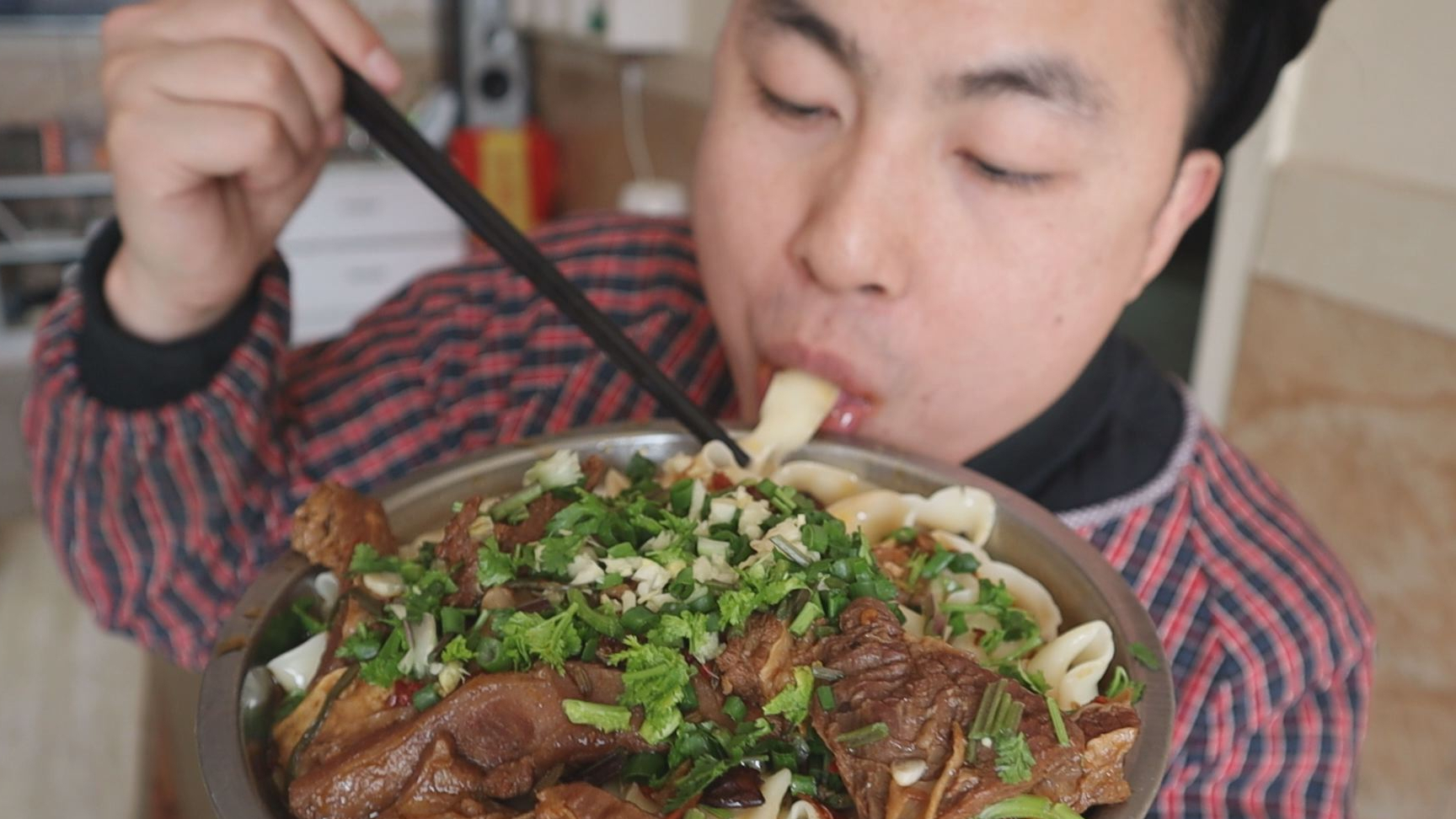 一斤牛肉两斤面,秘制加大号红烧牛肉面,牛肉就要吃大块的才过瘾